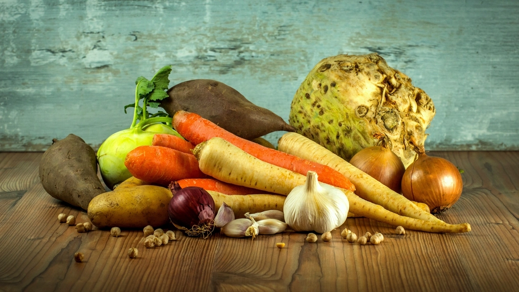 Soupe de légumes rôtis avec des épices et des herbes fraîches pour une saveur enrichie