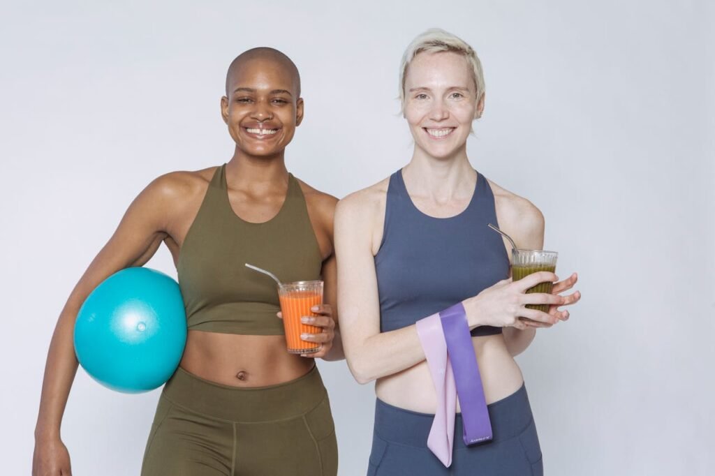  Une personne effectuant des exercices avec une balle de fitness , programme de l'entrainement 