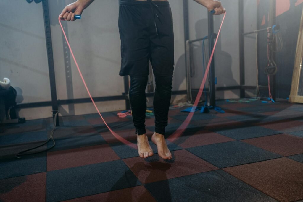  Une personne effectuant des exercices avec une corde à saute de fitness , programme de l'entrainement 