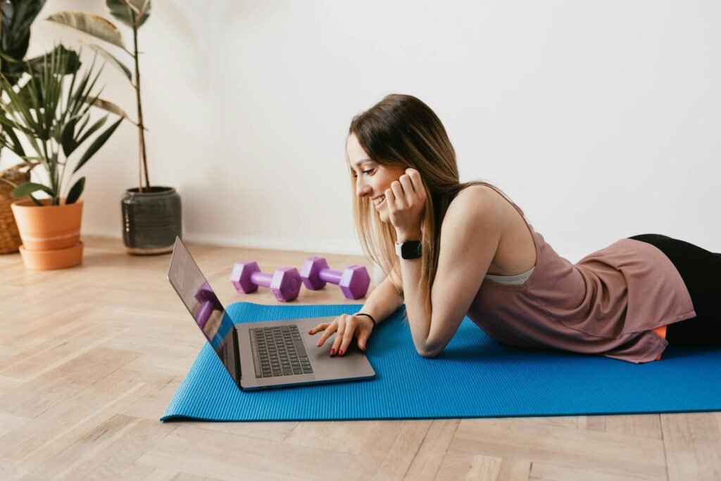 Image représentant une personne explorant des solutions pour gérer l'anxiété liée aux réseaux sociaux, avec des éléments de relaxation et de bien-être.